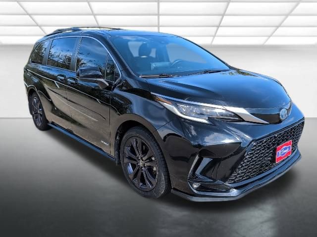 2021 Toyota Sienna XSE's photo