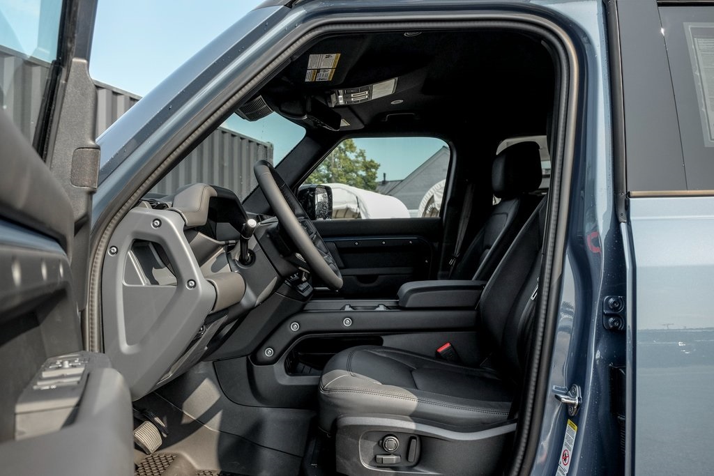 2025 Land Rover Defender 110 X-Dynamic SE photo 10