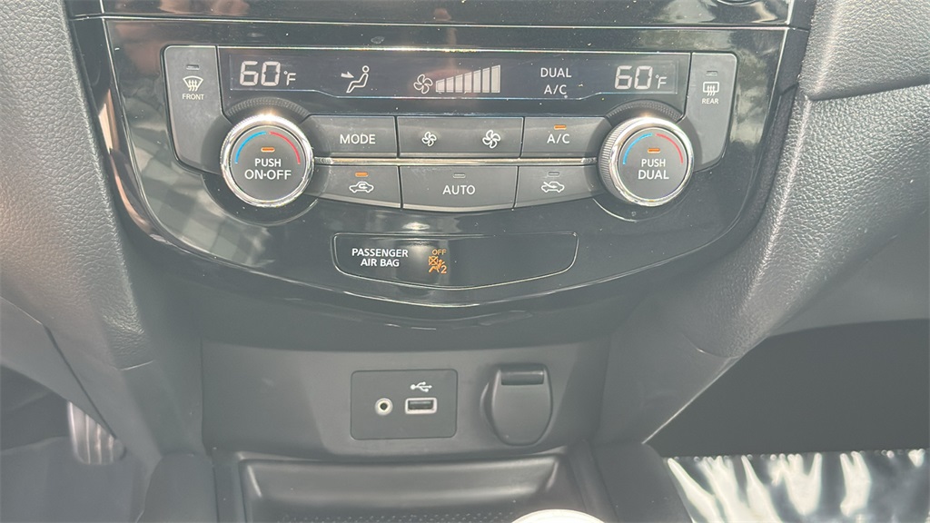 2018 Nissan Rogue SV photo 24