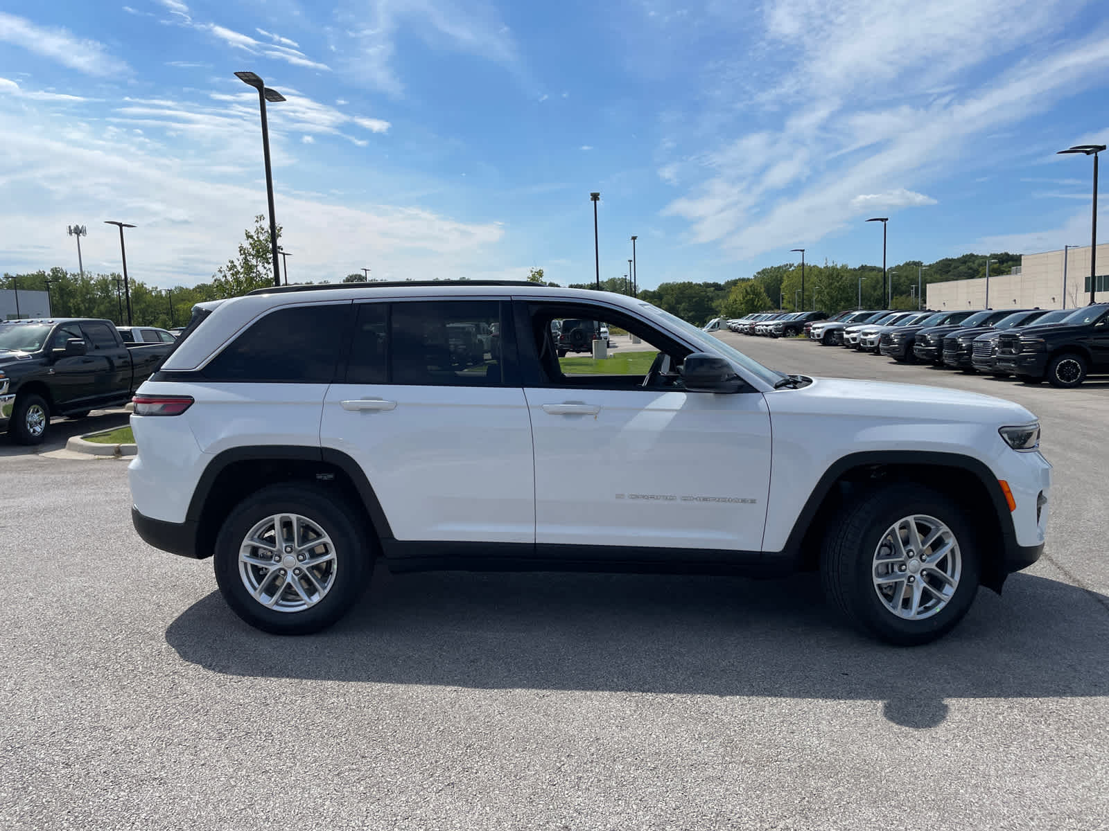 2025 Jeep Grand Cherokee Laredo X photo 8