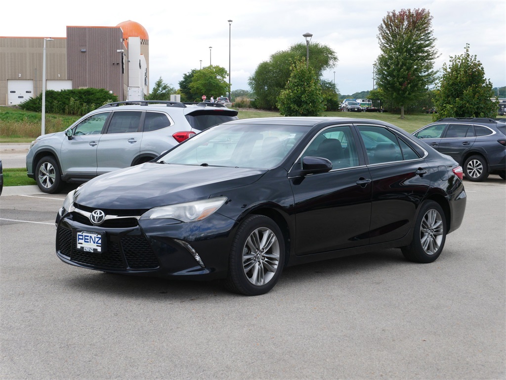 2016 Toyota Camry SE photo 3