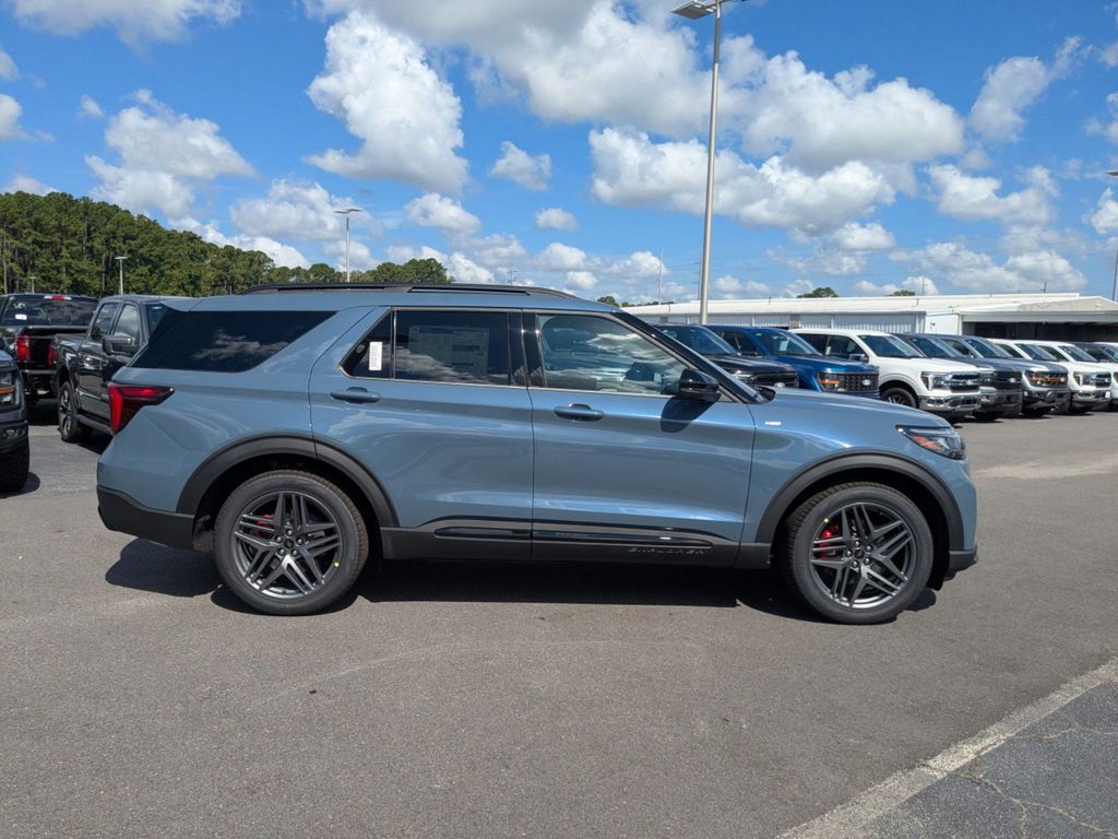 2025 Ford Explorer ST-Line photo 2