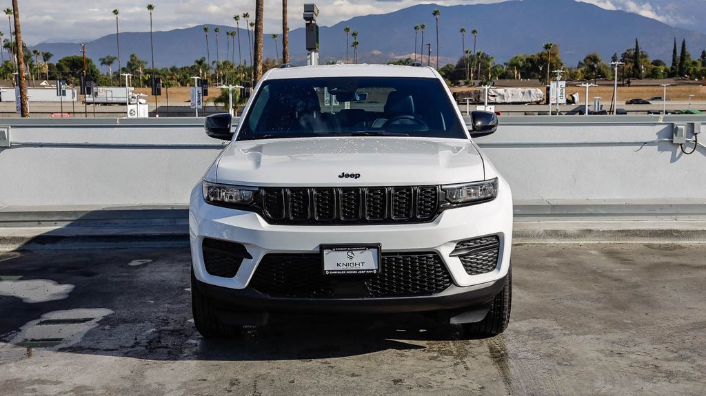 2025 Jeep Grand Cherokee Laredo Altitude photo 3