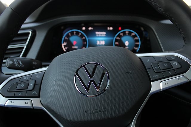 2025 Volkswagen Atlas Cross Sport SEL R-Line photo 11