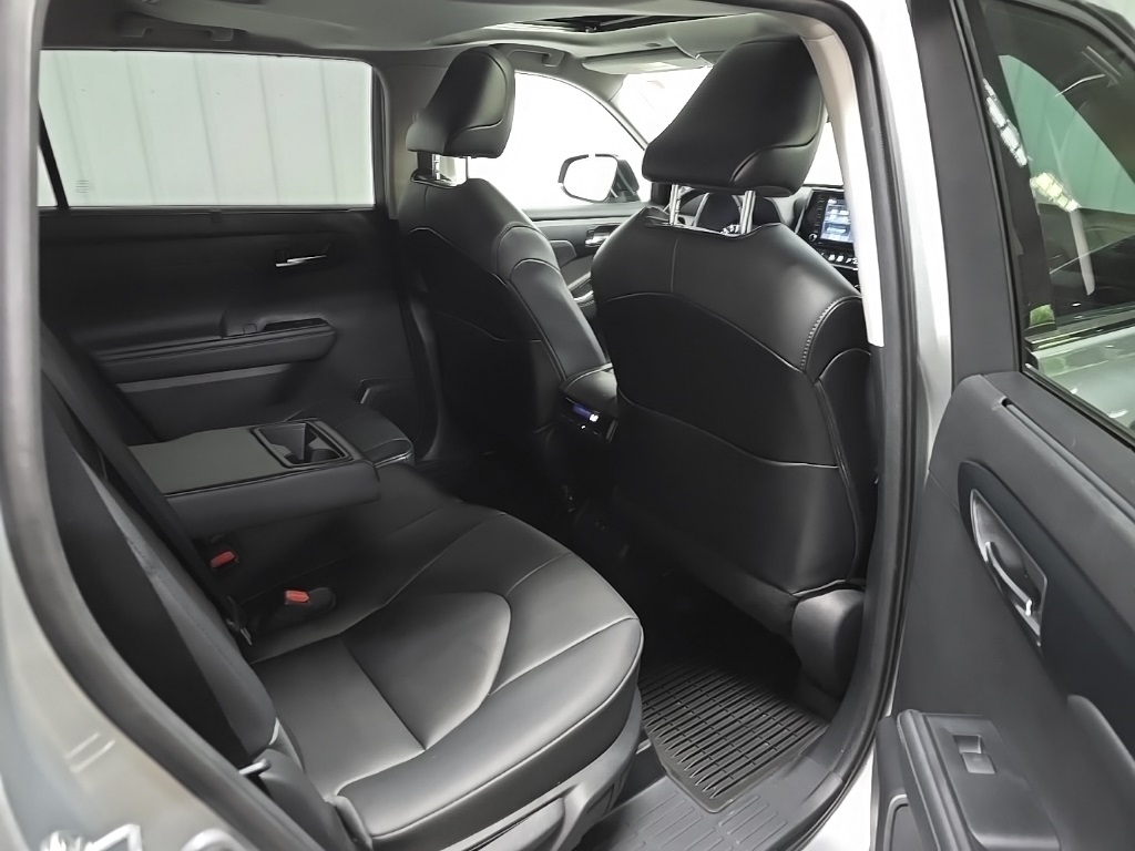 2021 Toyota Highlander XLE photo 16