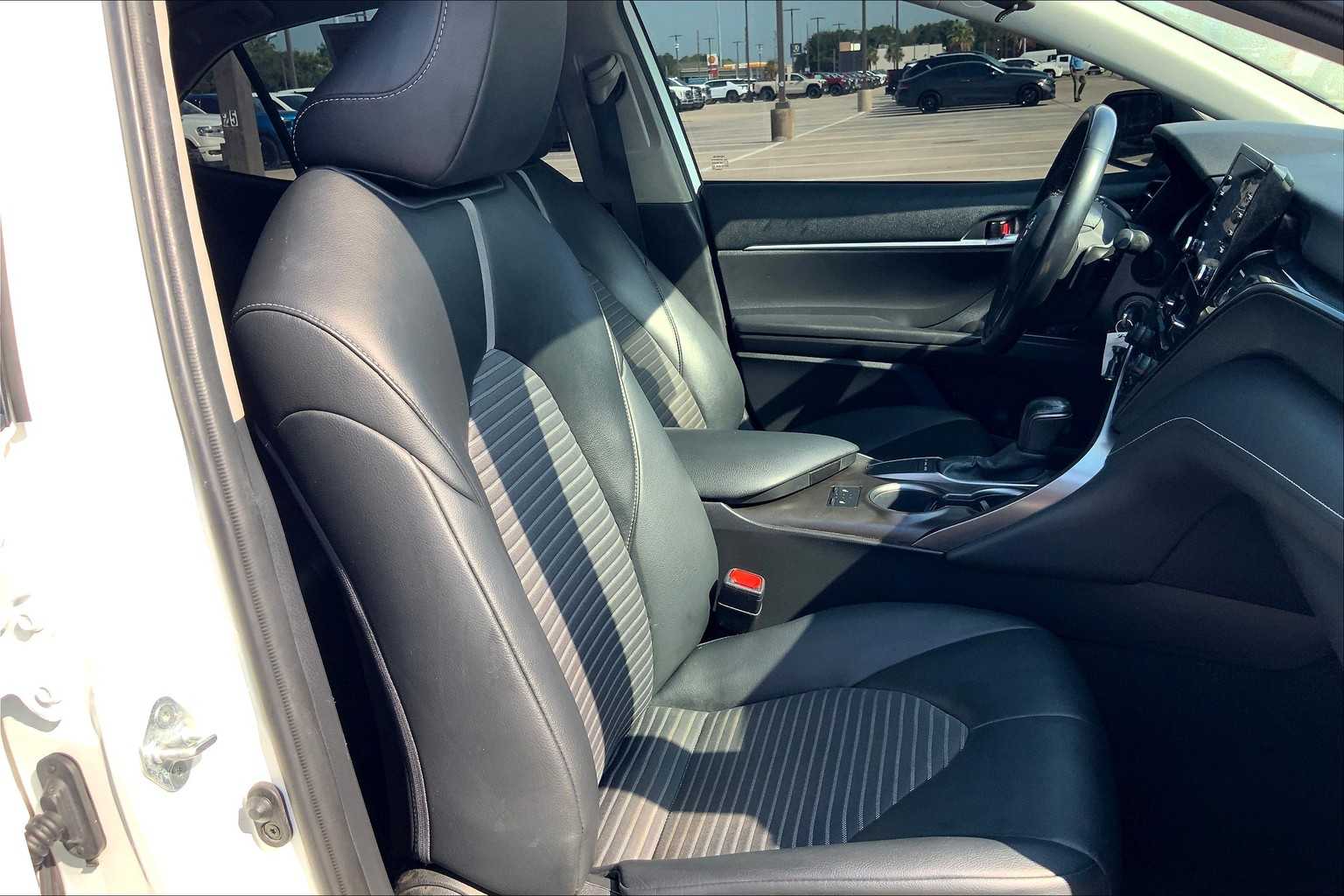 2022 Toyota Camry SE photo 8