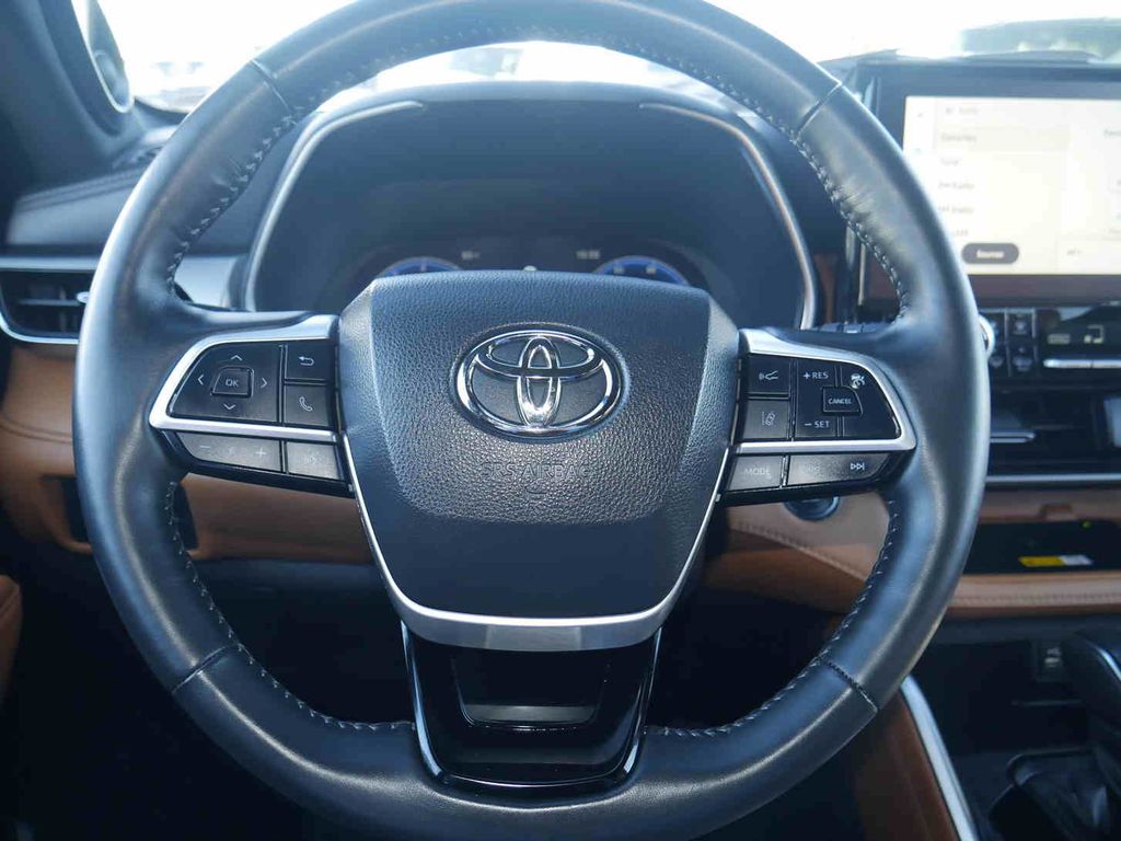 2023 Toyota Highlander LE photo 40
