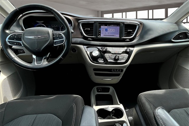 2022 Chrysler Voyager LX photo 14