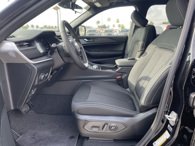 2025 Jeep Grand Cherokee Laredo X photo 14