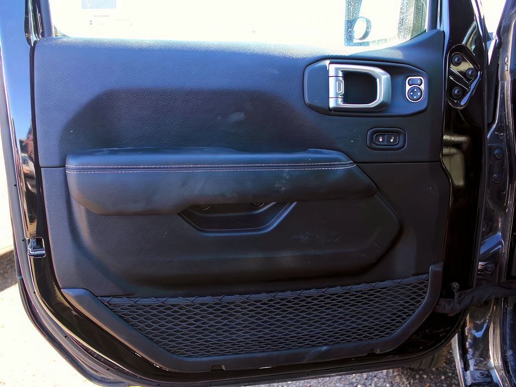 2023 Jeep Wrangler Sahara photo 10