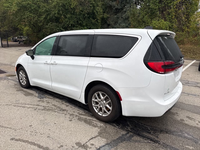 2024 Chrysler Pacifica Touring L photo 2