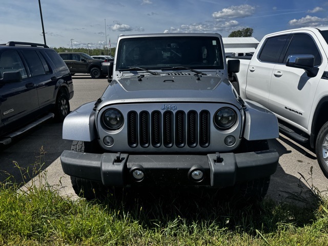 2014 Jeep Wrangler Unlimited Sahara photo 2