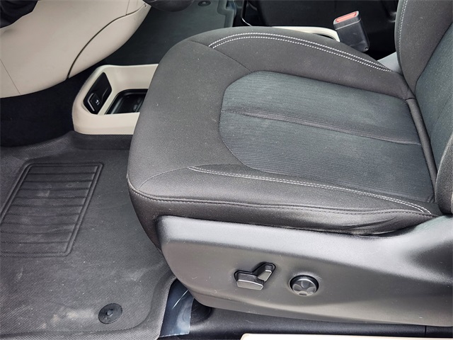 2022 Chrysler Voyager LX photo 7