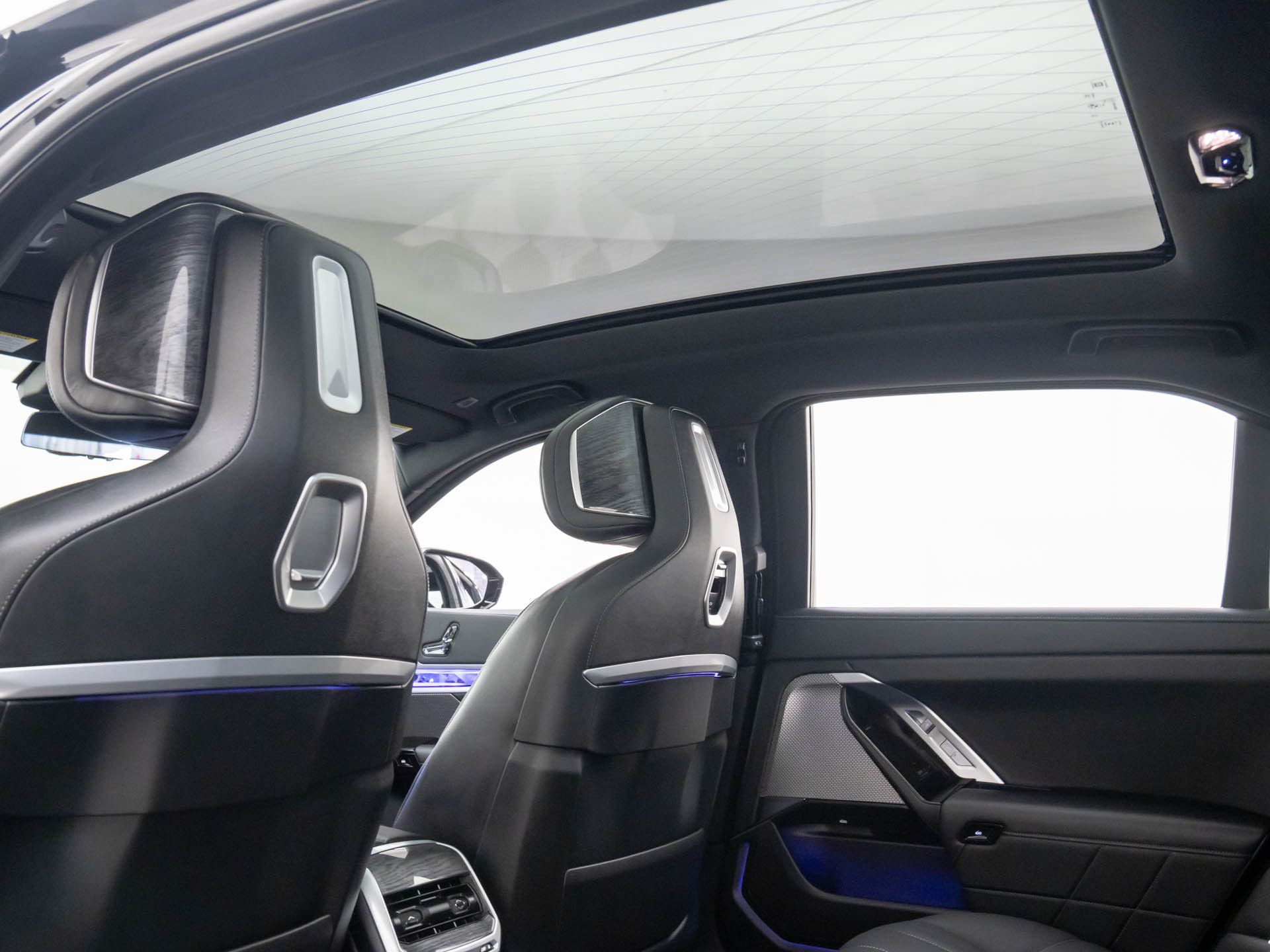 New 2025 Black Sapphire Metallic BMW 750e xDrive image 17