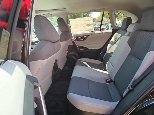 2025 Toyota RAV4 Hybrid XLE photo 17