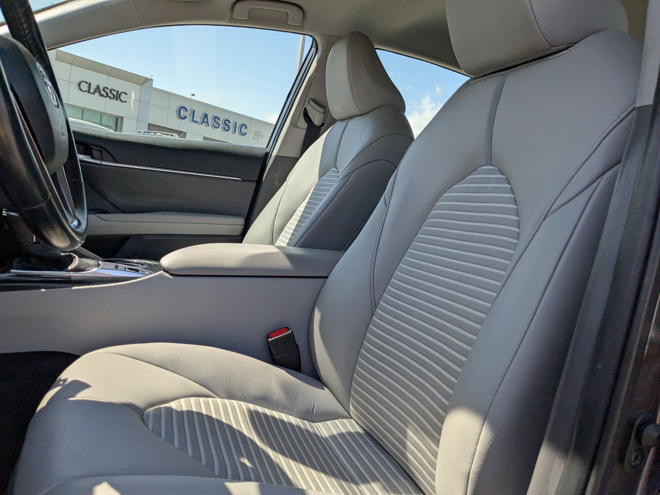 2020 Toyota Camry SE photo 14