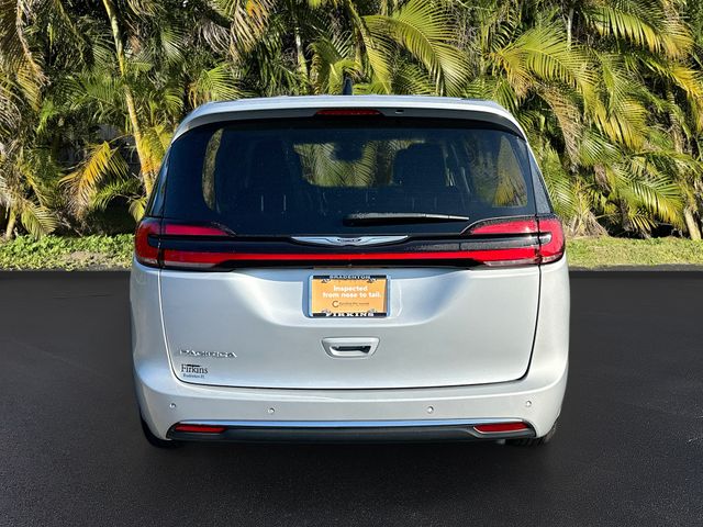 2024 Chrysler Pacifica Touring L photo 4