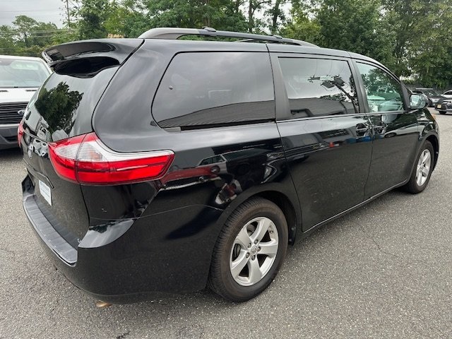 2015 Toyota Sienna LE photo 3