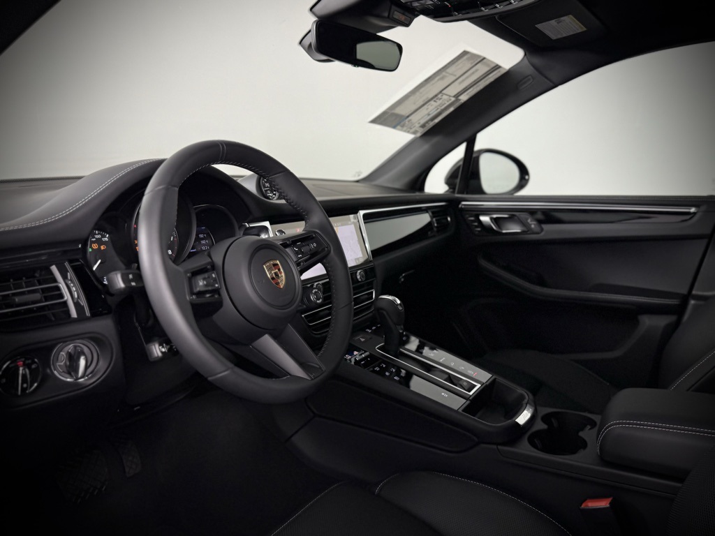 2025 Porsche Macan T photo 4