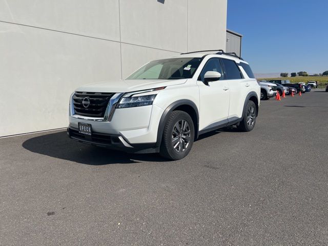 2022 Nissan Pathfinder SV photo 2