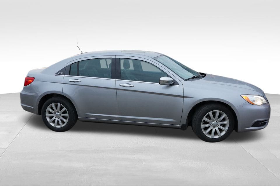 2013 Chrysler 200 Limited photo 2