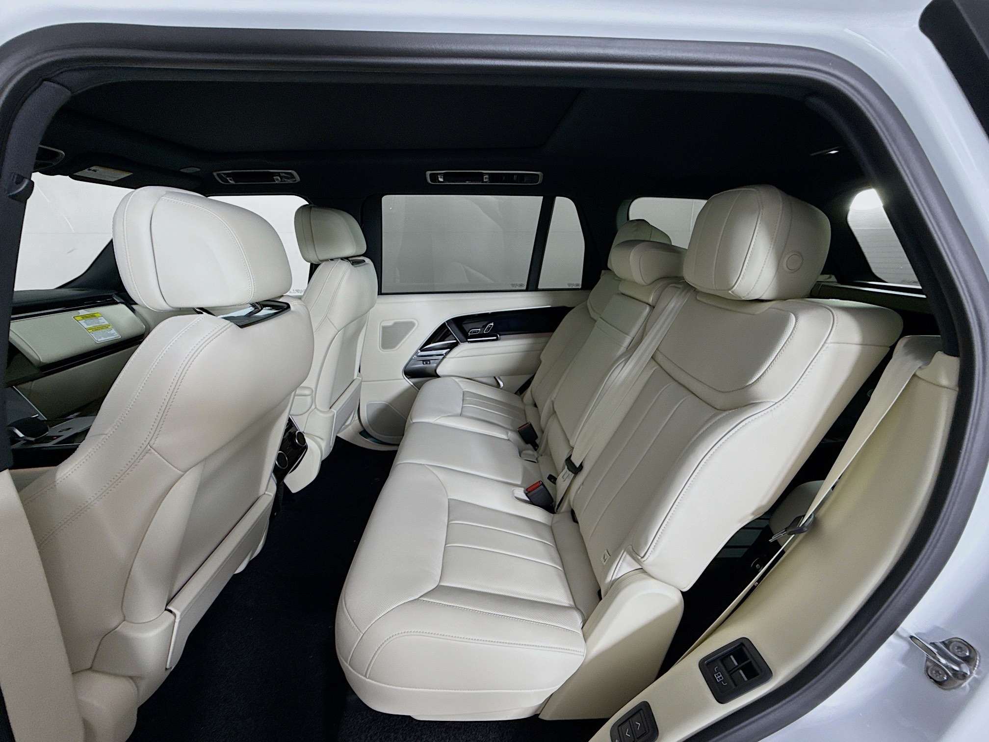 2025 Land Rover Range Rover SE photo 18