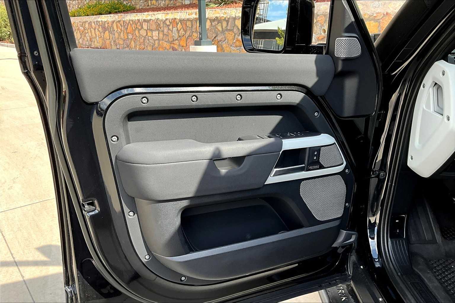 2023 Land Rover Defender SE photo 19