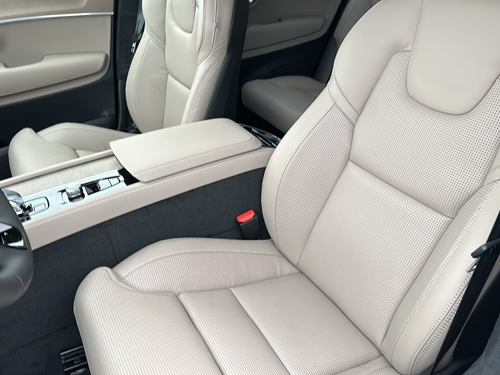 2025 Volvo XC90 T8 AWD photo 5