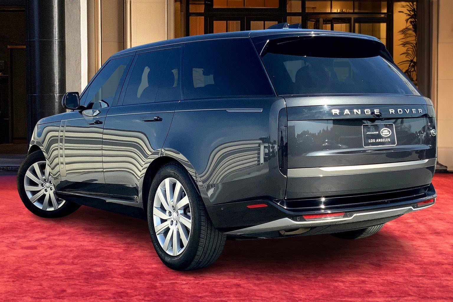 2023 Land Rover Range Rover SE photo 9