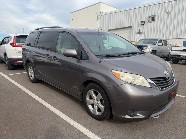 2011 Toyota Sienna LE's photo