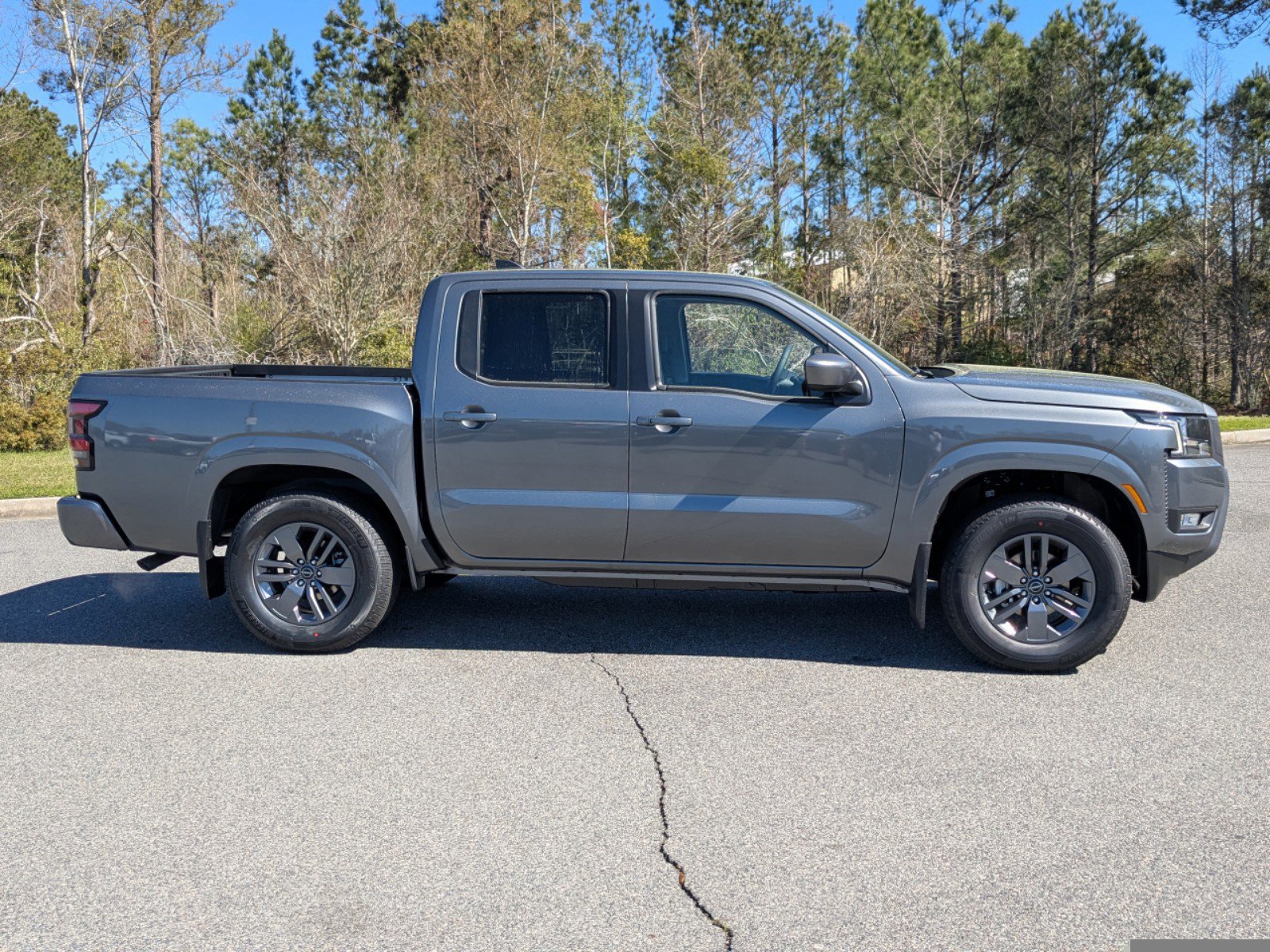 2025 Nissan Frontier Crew Cab SV photo 3