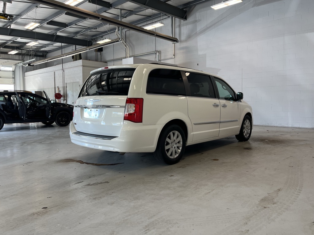 2011 Chrysler Town & Country photo 5