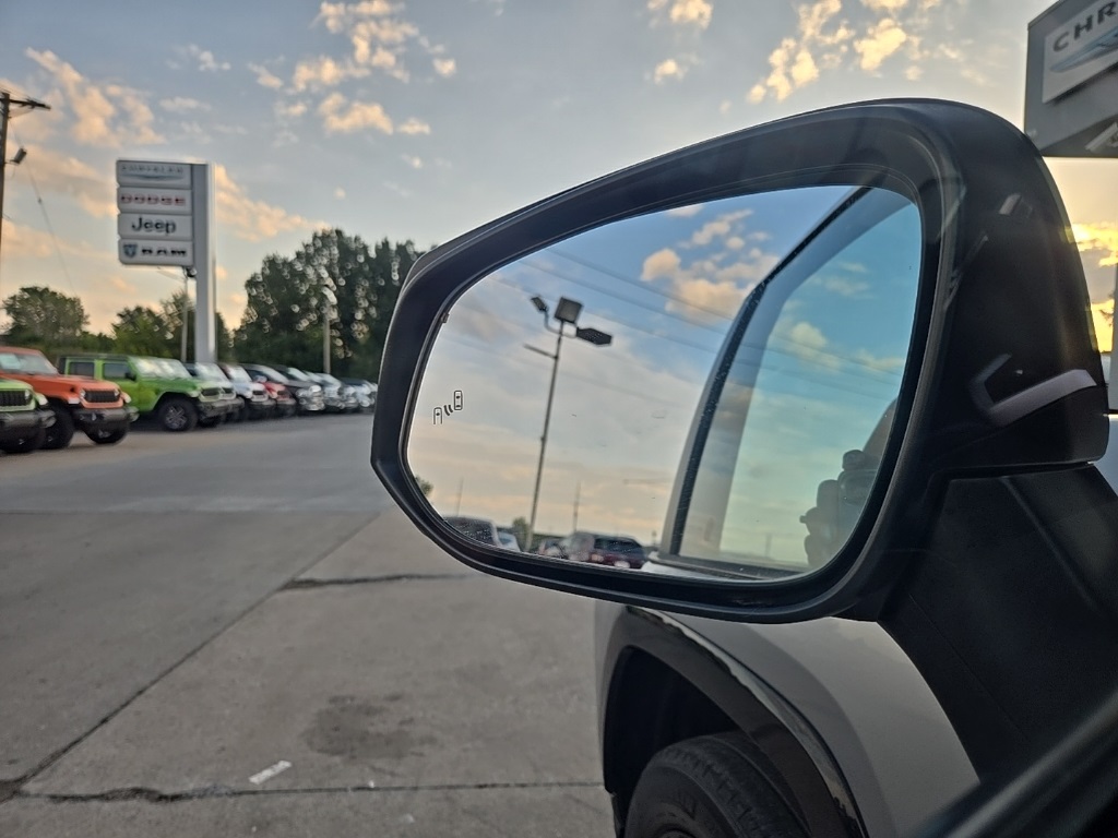 2022 Toyota RAV4 Hybrid XSE photo 28