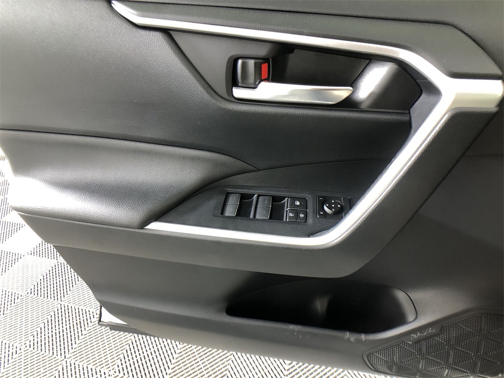2022 Toyota RAV4 Hybrid XLE Premium photo 18