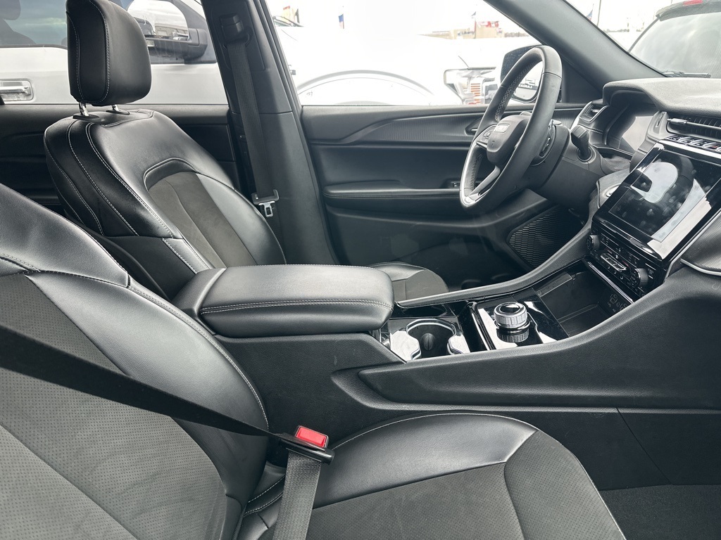 2023 Jeep Grand Cherokee Laredo Altitude photo 2