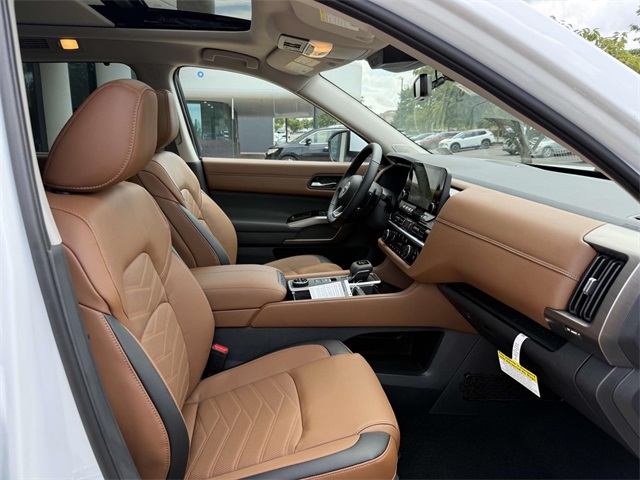 2025 Nissan Pathfinder Platinum photo 14