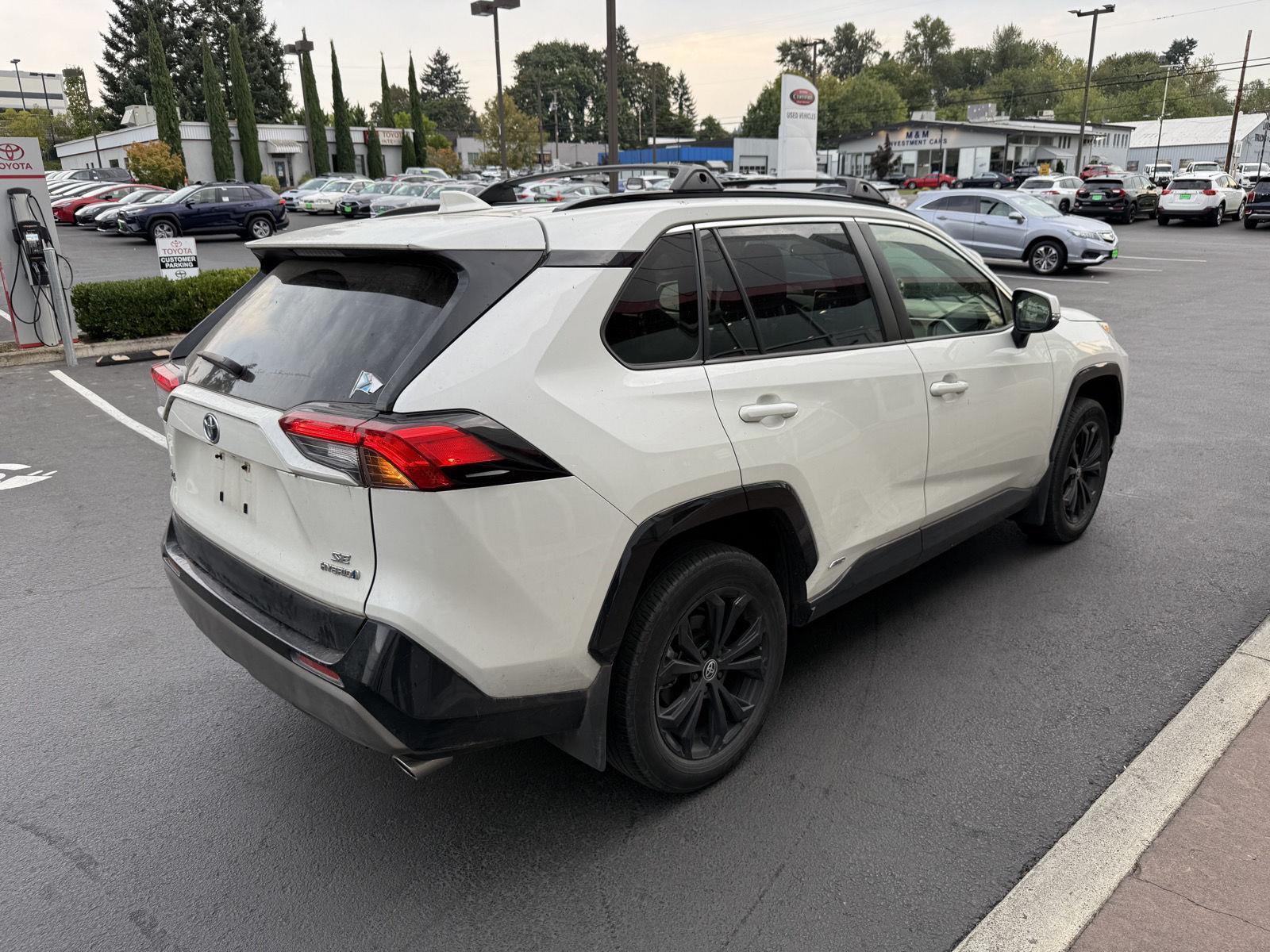 2022 Toyota RAV4 Hybrid SE photo 4