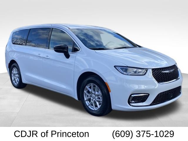 2026 Chrysler Pacifica Select's photo