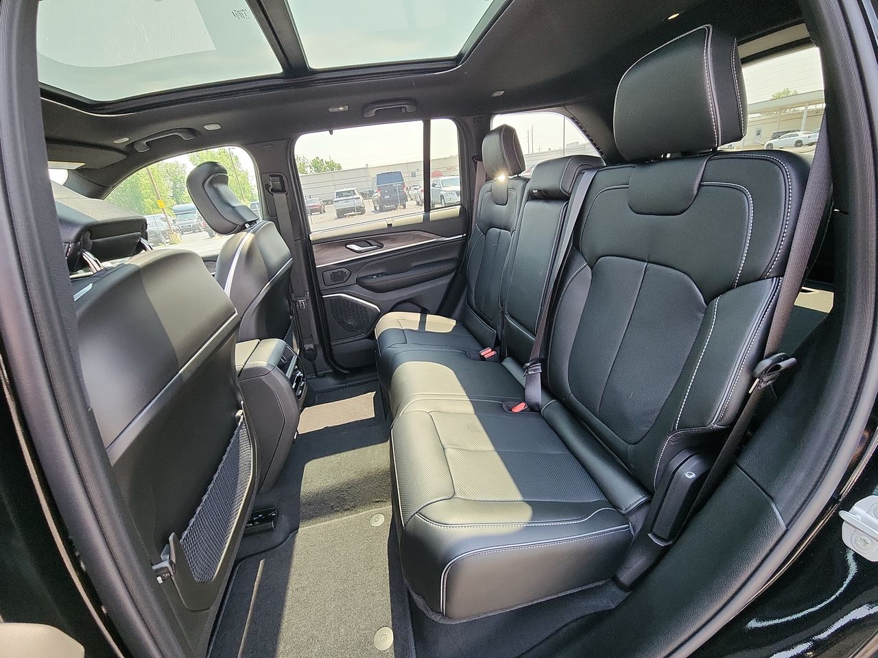 2025 Jeep Grand Cherokee Overland photo 23