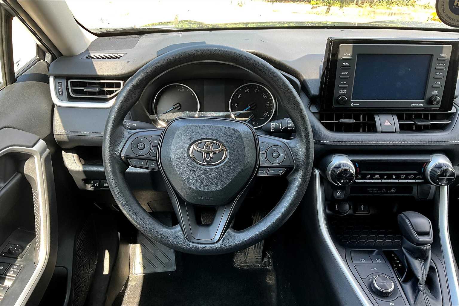 2022 Toyota RAV4 Hybrid XLE photo 2