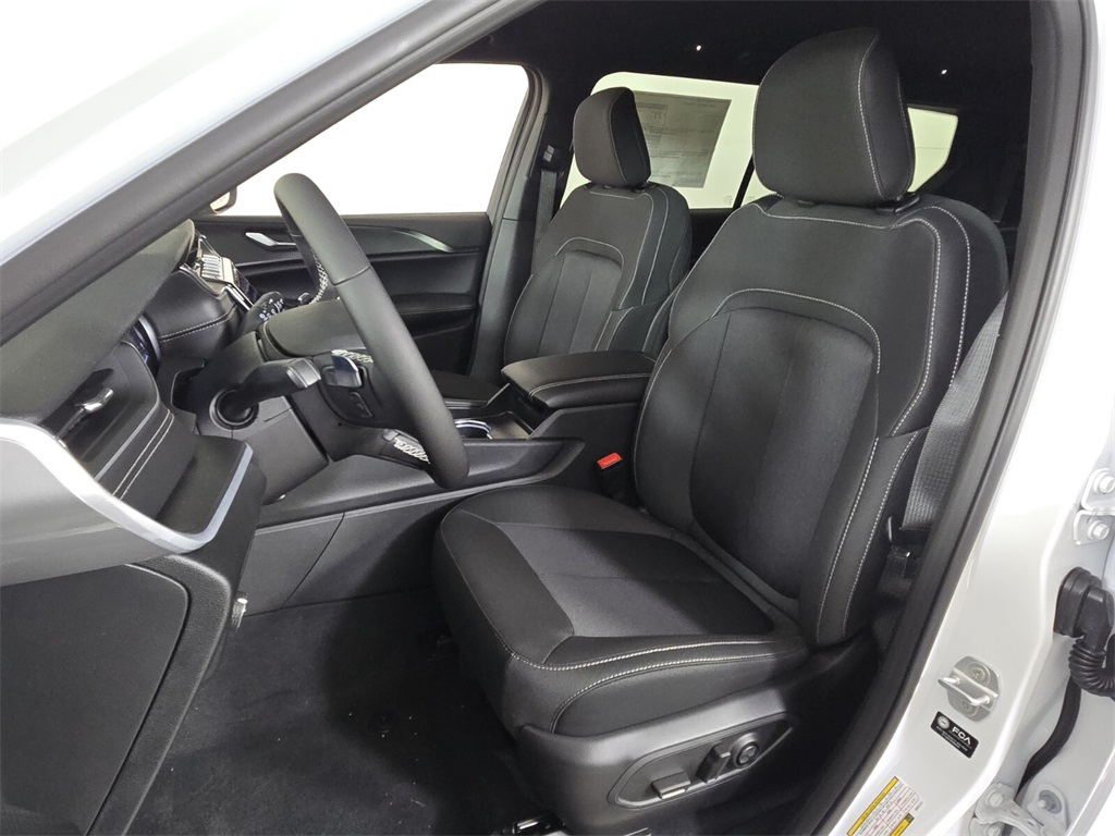 2025 Jeep Grand Cherokee Laredo photo 5