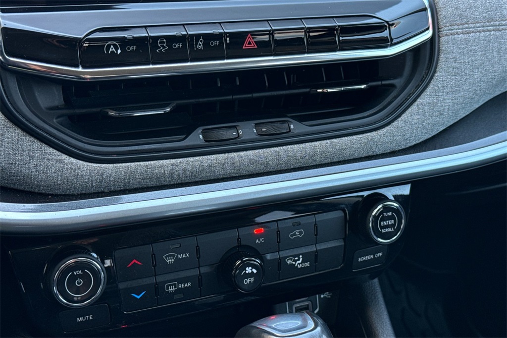 2022 Jeep Compass Latitude Lux photo 17