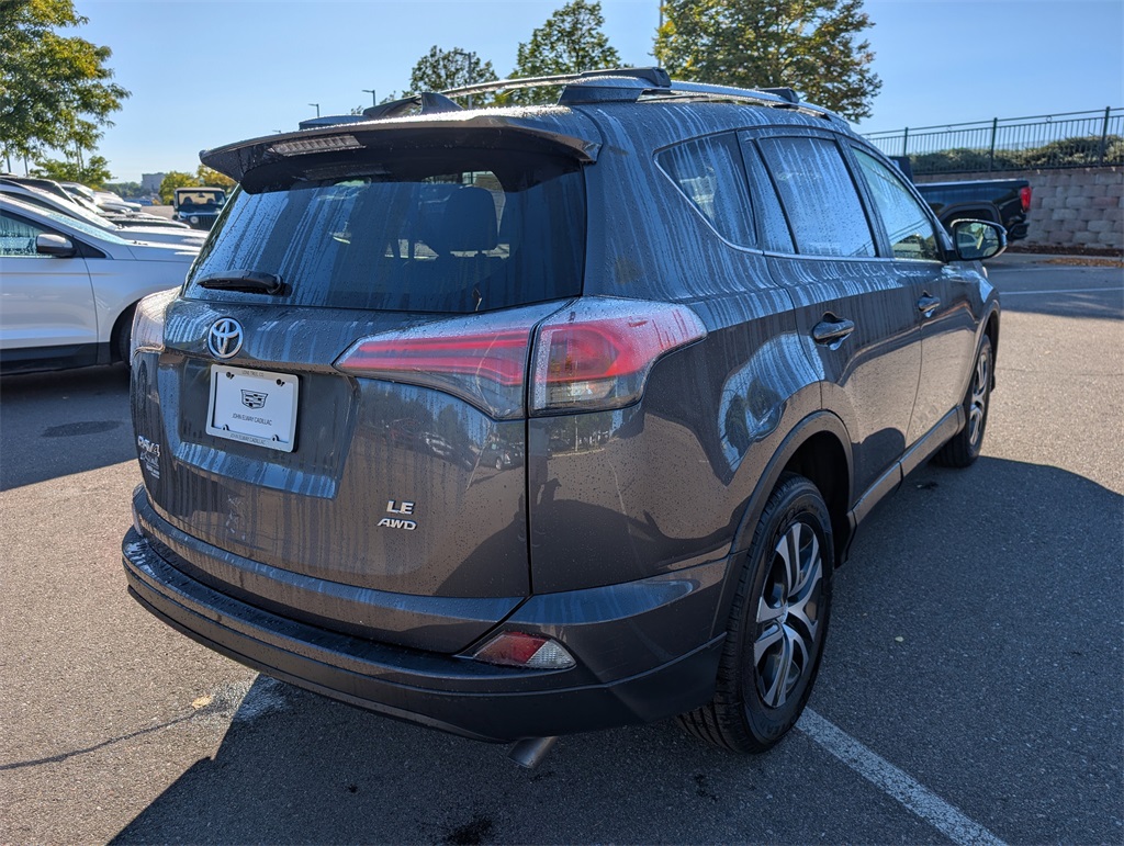 2017 Toyota RAV4 LE photo 4