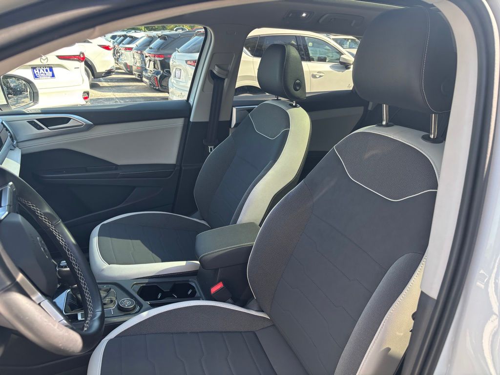2025 Volkswagen Taos SE photo 10