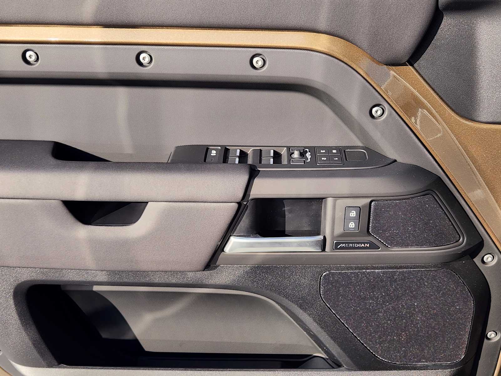 2025 Land Rover Defender 110 S photo 22