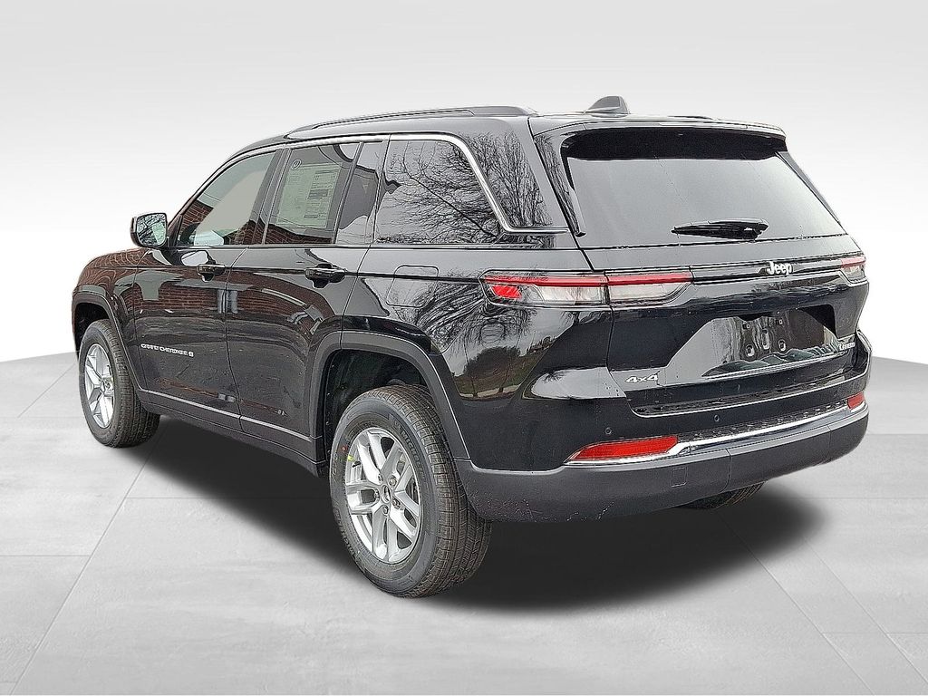 2025 Jeep Grand Cherokee Laredo photo 4