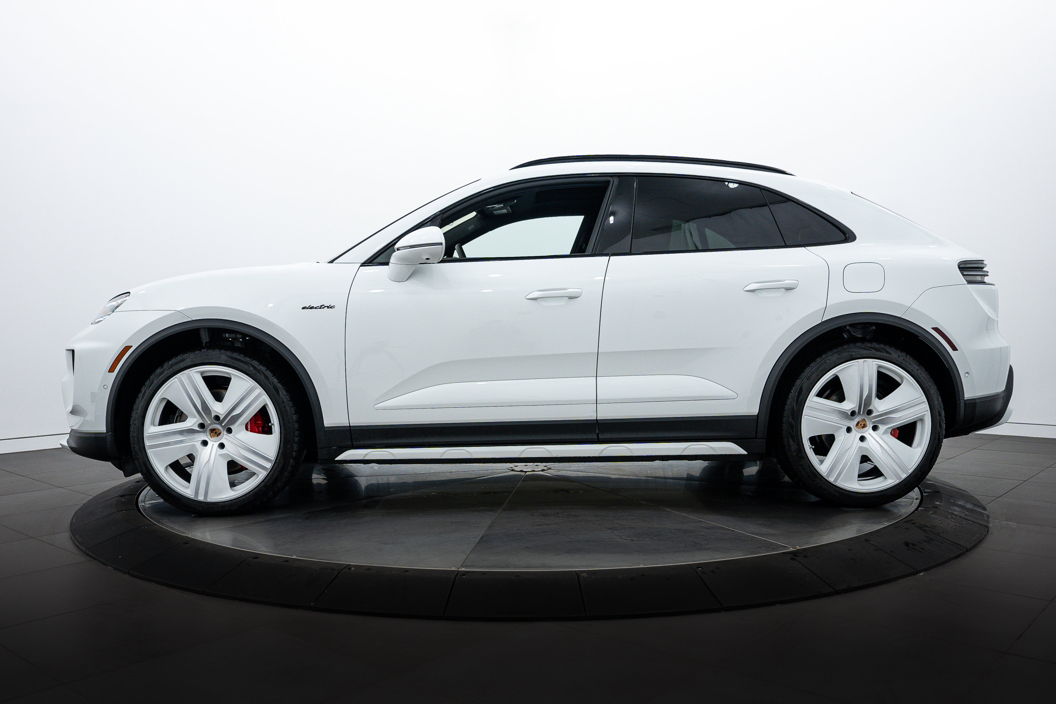 2025 Porsche Macan Electric photo 2