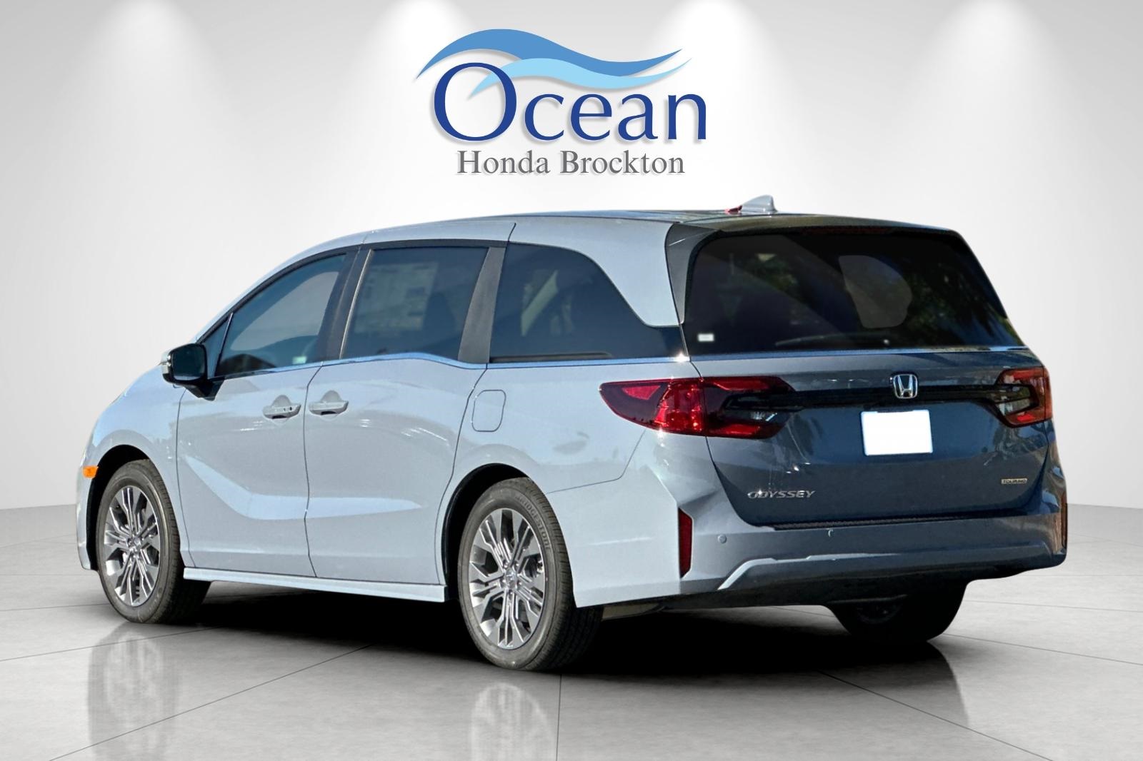 2026 Honda Odyssey Touring photo 2