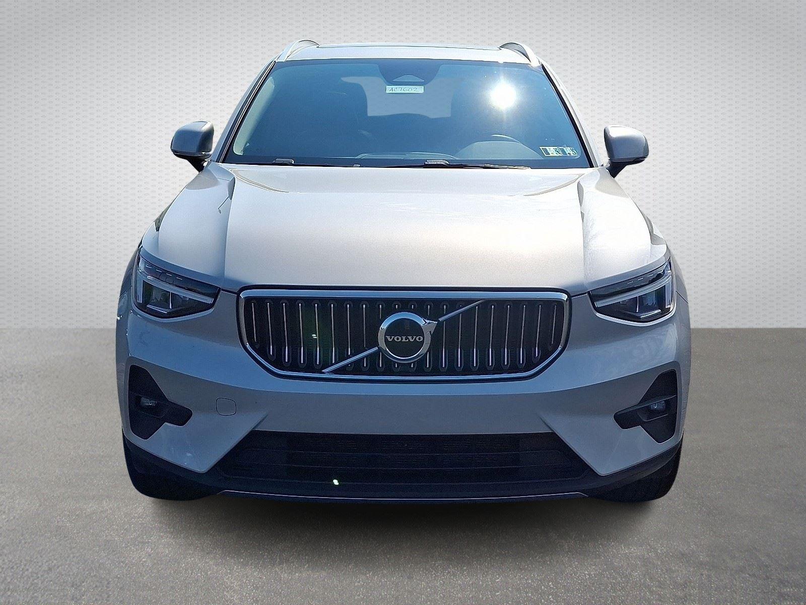 2023 Volvo XC40 Plus photo 2
