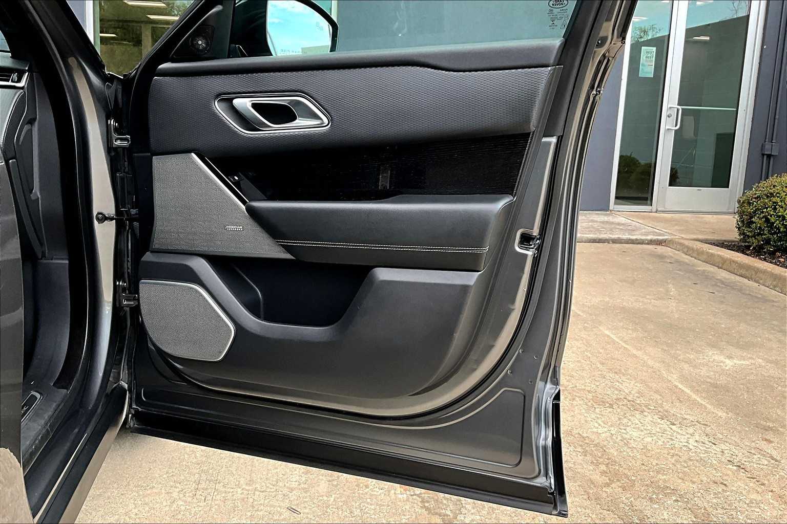 2018 Land Rover Range Rover Velar R-Dynamic SE photo 22